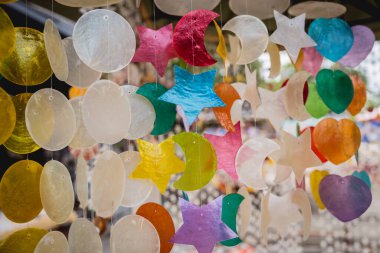 Renkli sanat camlarıyla süslenmiş el yapımı bir hatıra. Farklı şekillerde..