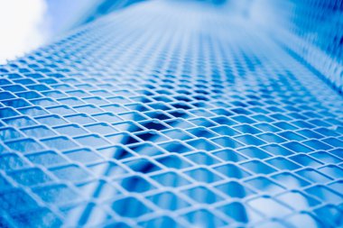 Üçgen ve bina hücreleriyle soyut geometrik arkaplan.