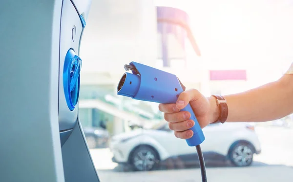 Man Charge His Electric Car City Charging Station — 스톡 사진