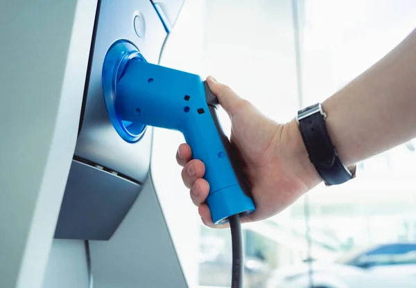 Man Charge His Electric Car City Charging Station — Foto Stock