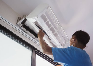 Teknisyen elektrikli ev kliması içeride.