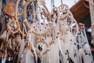 Farklı deniz kabuklarıyla süslenmiş el yapımı bir hatıra..