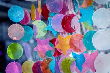 Renkli sanat camlarıyla süslenmiş el yapımı bir hatıra. Farklı şekillerde..