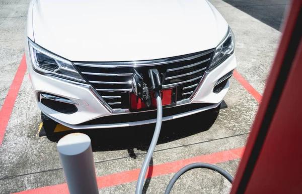 Charging Electric Car Station City Street — 스톡 사진