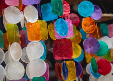 Renkli sanat camlarıyla süslenmiş el yapımı bir hatıra. Farklı şekillerde..