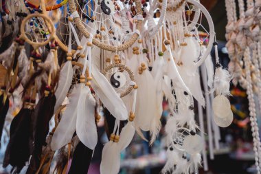 Farklı deniz kabuklarıyla süslenmiş el yapımı bir hatıra..