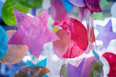 Renkli sanat camlarıyla süslenmiş el yapımı bir hatıra. Farklı şekillerde..