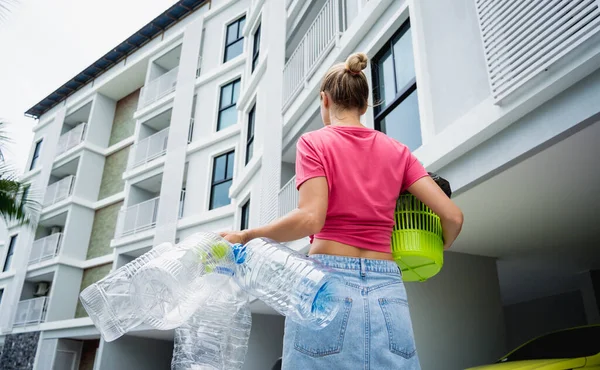 Young Beautiful Girl Takes Out Sorted Garbage House — Foto de Stock