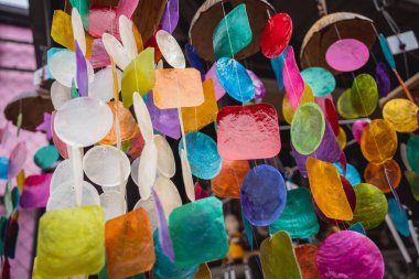 Renkli sanat camlarıyla süslenmiş el yapımı bir hatıra. Farklı şekillerde..