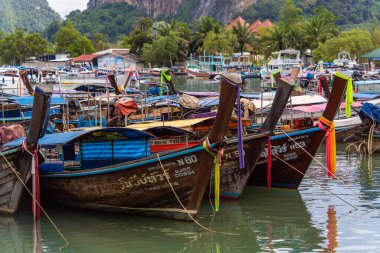 KRABI, THAILAND - 09 Ekim 2022: Okyanus sahilinde geleneksel Tayland tekneleri