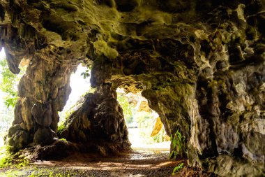 Mağaradaki koyu taşın güzel dokusu.