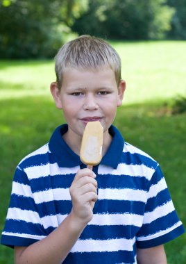 dondurma ile genç çocuk