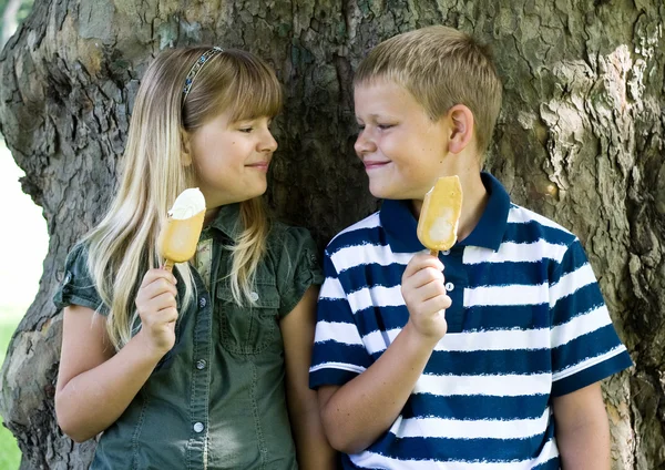 Dos niños con helado —  Fotos de Stock