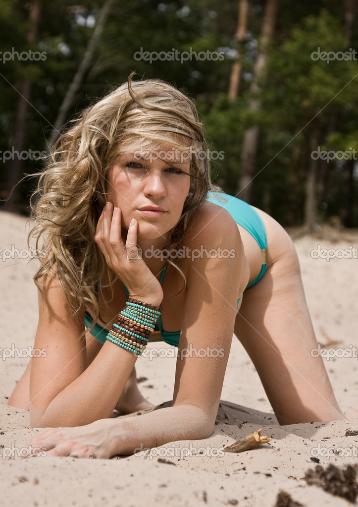 Blonde frau am strand