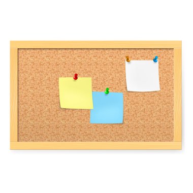 gerçekçi corkboard raptiyeler ve boş kağıt