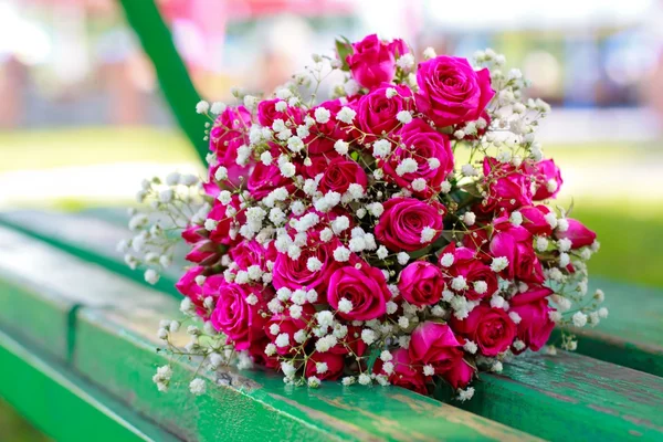 Wedding bouquet on the bench — Stock Photo, Image