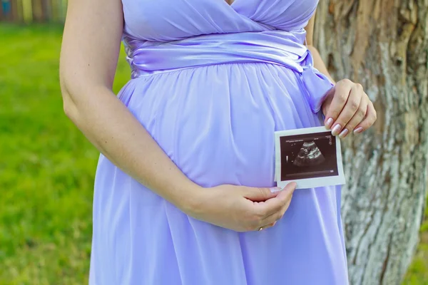 Mulher grávida com um ultra-som Imagens De Bancos De Imagens