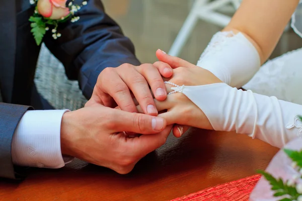 Mains de la mariée et le marié — Photo