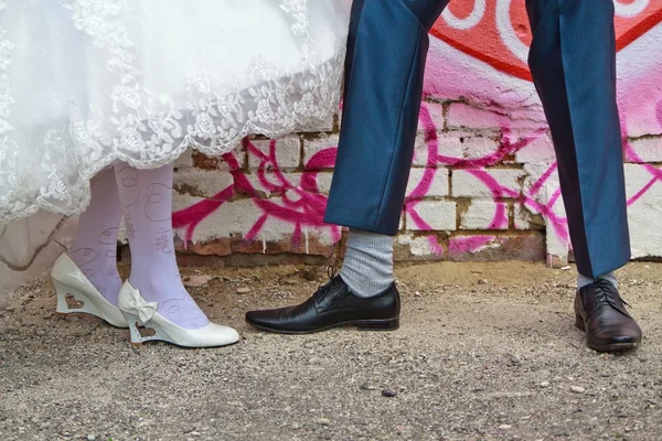 Lábak a menyasszony és a vőlegény — Stock Fotó