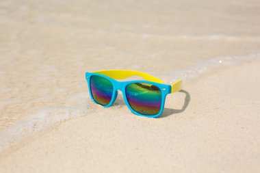 kum üzerine yalan güneş gözlüğü.