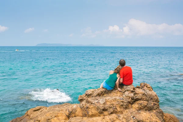 Coppia di sedili sulle rocce . — Foto Stock