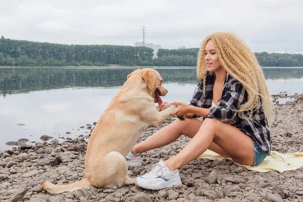 Jovem Mulher Bonita Com Cabelo Encaracolado Loiro Sentado Com Seu — Fotografia de Stock