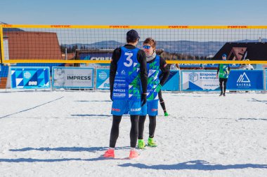 Sheregesh, Rusya Federasyonu - 2 Nisan 2021: Rusya voleybol şampiyonasının son turnuvası. Takımlar 3x3 formatında tek bir yedek ile yarışıyorlar