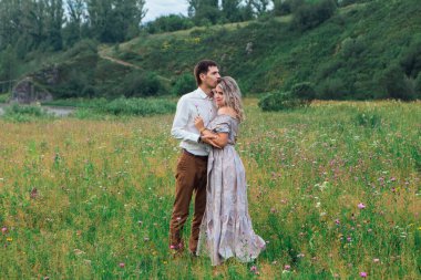 Mutlu romantik çift açık havada birbirlerine sarılıyorlar..