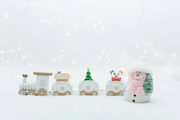 Zabawka Bałwan Pobliżu Drewniane Białe Boże Narodzenie Pociąg Białym Tle — Zdjęcie stockowe