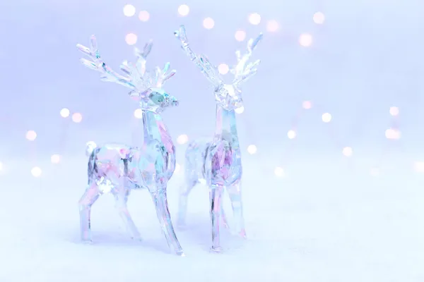 透明塑料鹿的雕像 背光在白色背景上 圣诞装饰 — 图库照片