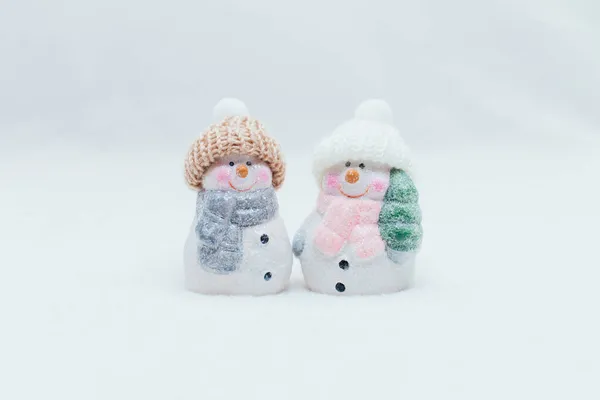 Decoratieve Kerstfiguurtjes Twee Beeldjes Van Een Sneeuwpop Een Gebreide Muts — Stockfoto