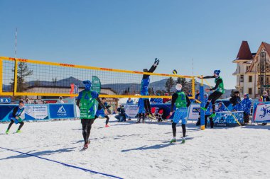 Sheregesh, Rusya Federasyonu - 2 Nisan 2021: Rusya voleybol şampiyonasının son turnuvası. Takımlar 3x3 formatında tek bir yedek ile yarışıyorlar