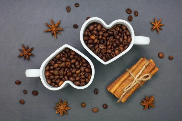 Geroosterde koffiebonen in hartvorm kopjes. — Stockfoto