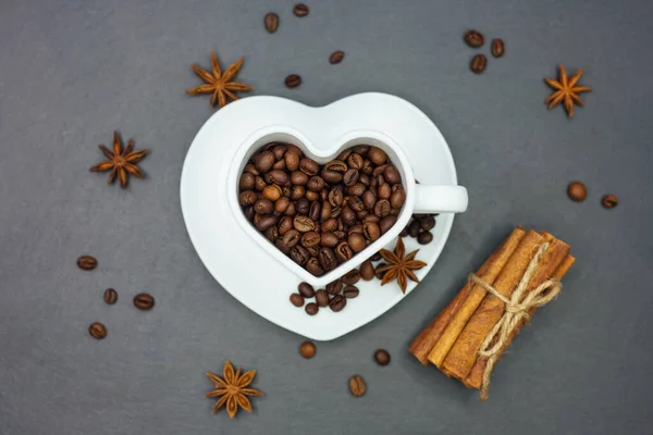 Geroosterde koffiebonen in hart vorm beker. — Stockfoto