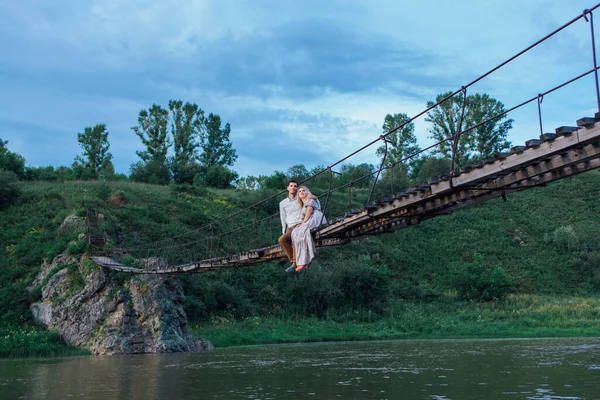 Piękna Młoda Romantyczna Para Siedzi Przytula Się Moście Wiszącym Nad — Zdjęcie stockowe