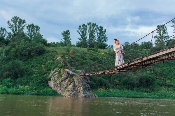 Piękna Młoda Romantyczna Para Stojąca Przytulająca Się Moście Nad Rzeką — Zdjęcie stockowe