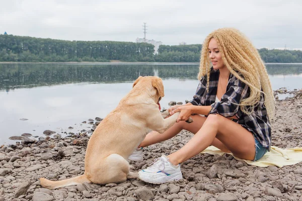Junge Schöne Frau Mit Blonden Locken Sitzt Mit Ihrem Labrador — Stockfoto