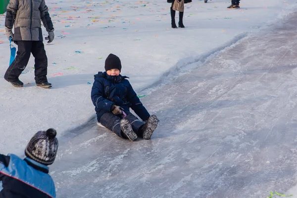 Kleiner Junge Rodelt Auf Einer Schneerutsche Winterspaß — Stockfoto