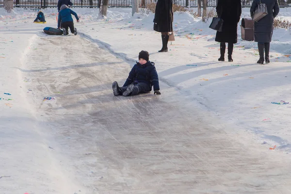 Kleiner Junge Rodelt Auf Einer Schneerutsche Winterspaß — Stockfoto