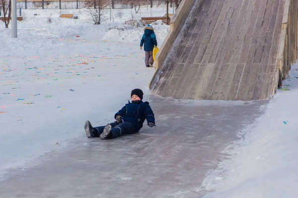 Kleiner Junge Rodelt Auf Einer Schneerutsche Winterspaß — Stockfoto