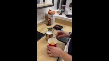 Kahveci kahve makinesinden taze kahve hazırlar. Paket servis içkisi. Sanal video.