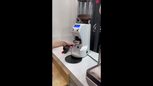 바리스타는 커피 머신에서 신선 한 커피를 준비 합니다. 술이야. 생체 영상. — 비디오