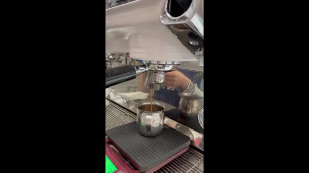 De barista bereidt verse koffie uit de koffieautomaat. Afhaaldrankje. Virtuele video. — Stockvideo