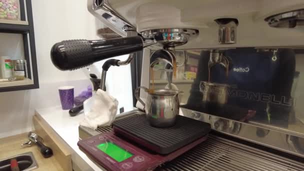 De barista bereidt verse koffie uit de koffieautomaat. Afhaaldrankje.. — Stockvideo