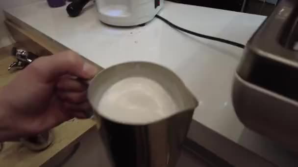 Baristan tillagar färskt kaffe från kaffemaskinen. Dricka hämtmat. — Stockvideo