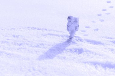Bir astronotun heykeli, yabancı gezegenin yüzeyini özgüvenle keşfediyor. Karla kaplı soğuk bir gezegen. Boşluğu kopyala.