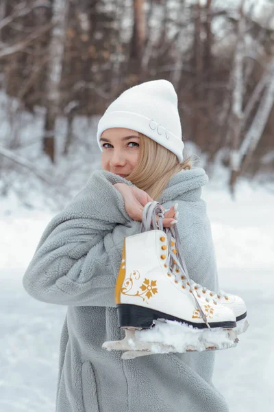 アイスリンクにアイススケートをした素敵な若い女性 女の子は冬の霜の日に氷の上でスケートをするつもりです — ストック写真
