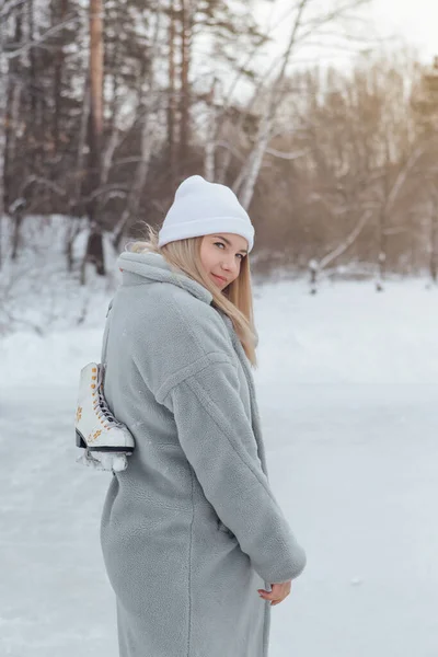 Una Joven Encantadora Con Patines Hielo Pista Hielo Chica Patinar —  Fotos de Stock