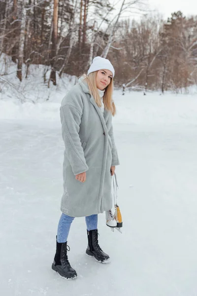 Belle Jeune Femme Avec Des Patins Glace Sur Patinoire Fille — Photo