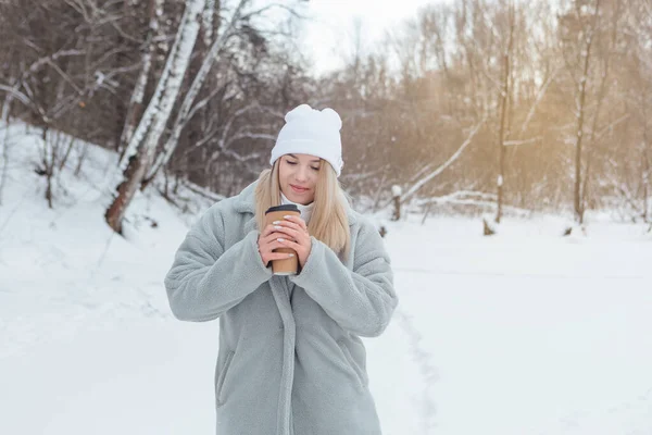 Красива Молода Дівчина Посміхається Насолоджується Випивкою Кави Сніжному Зимовому Лісі — стокове фото